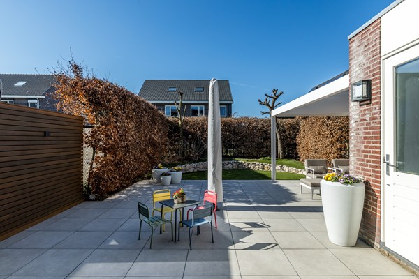 Foto - Te koop: In een rustige en kindvriendelijke woonomgeving staat deze moderne geschakelde twee-onder-een-kapwoning (bouwjaar 2011) met aangebouwde stenen garage, stijlvolle overkapping, vier slaapkamers, twee...